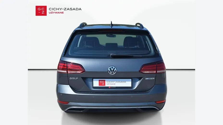 VOLKSWAGEN Golf -