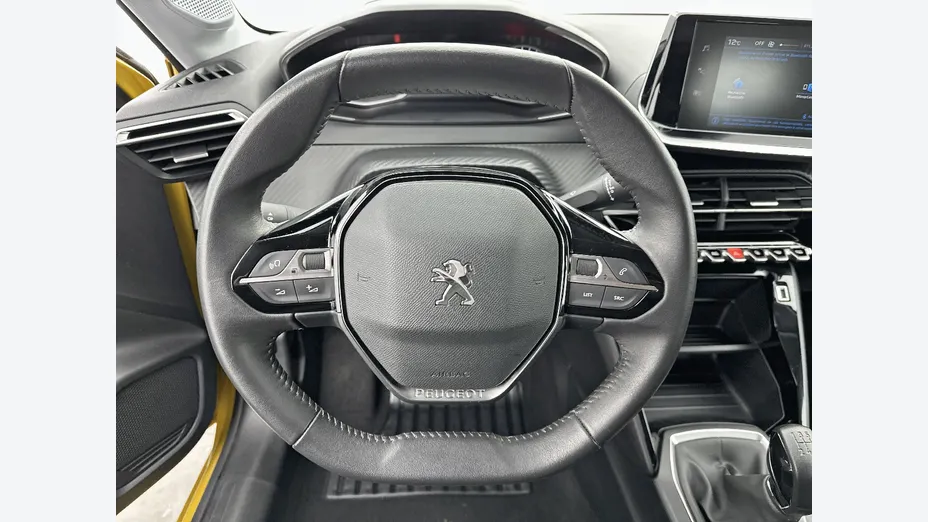 PEUGEOT 208 -
