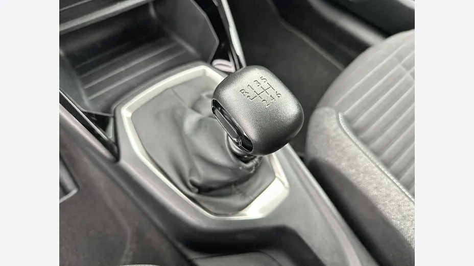 PEUGEOT 208 -