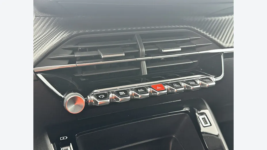 PEUGEOT 208 -