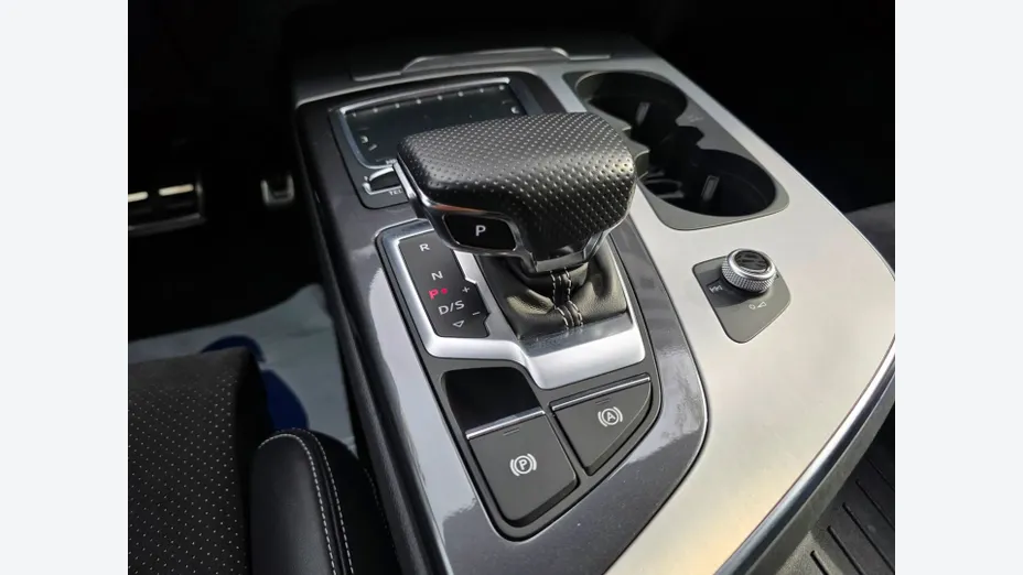 AUDI Q7 -