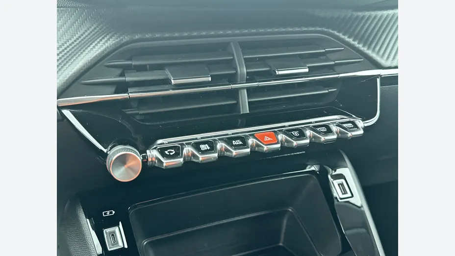 PEUGEOT 208 -