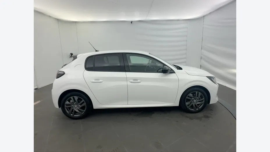 PEUGEOT 208 -