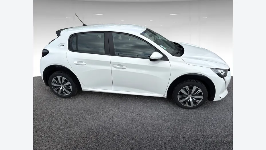 PEUGEOT 208 -