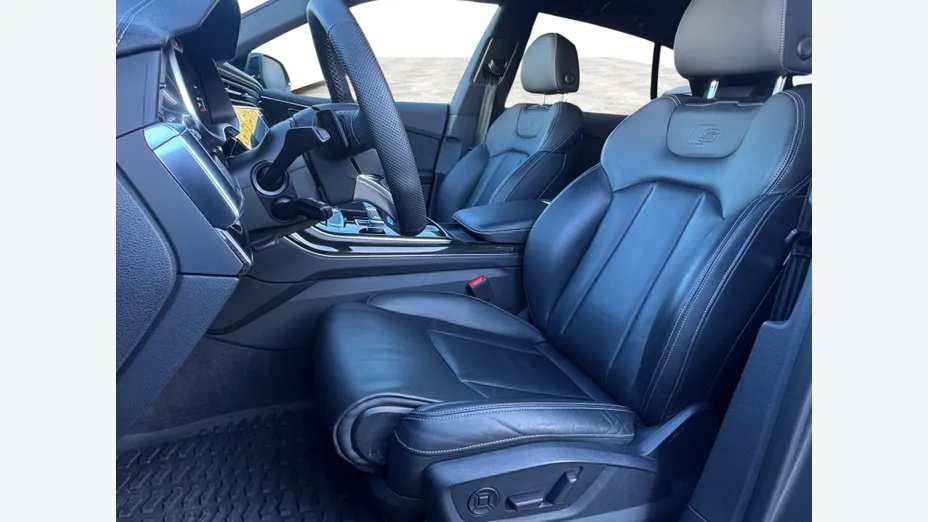 AUDI Q8 -