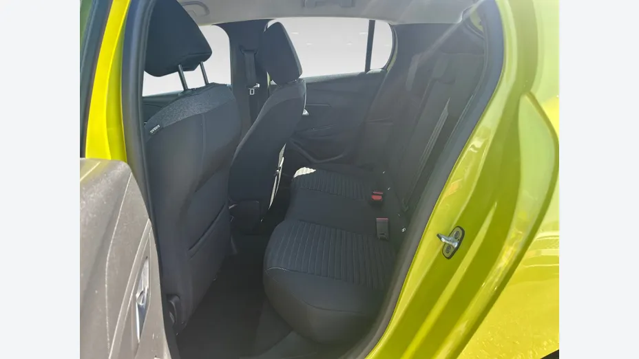 PEUGEOT 208 -