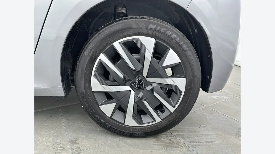 PEUGEOT 208 -