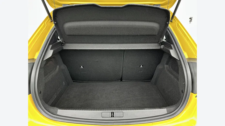 PEUGEOT 208 -