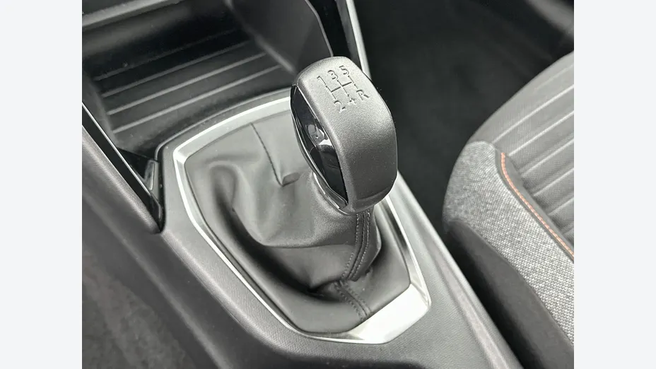 PEUGEOT 208 -