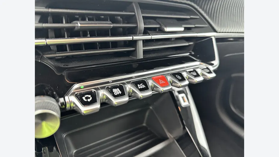 PEUGEOT 208 -