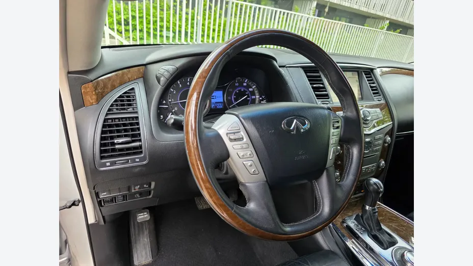 INFINITI QX80 -