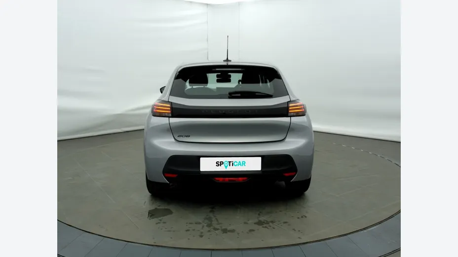 PEUGEOT 208 -