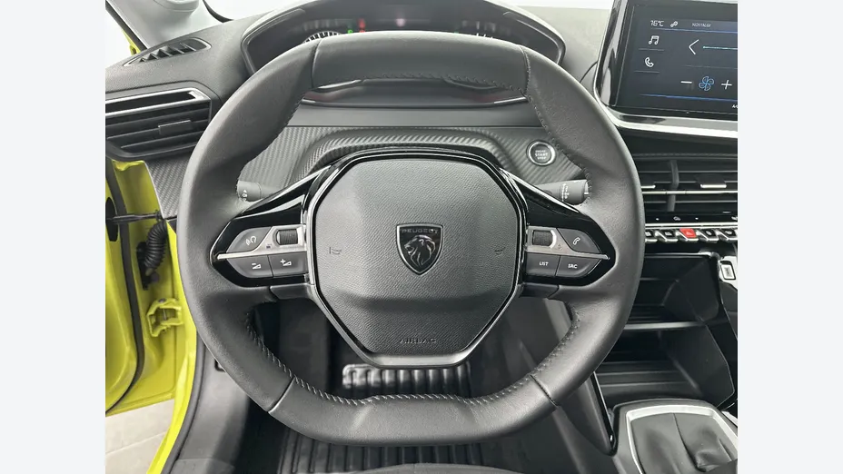 PEUGEOT 208 -