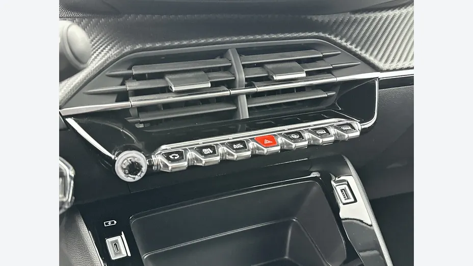 PEUGEOT 208 -