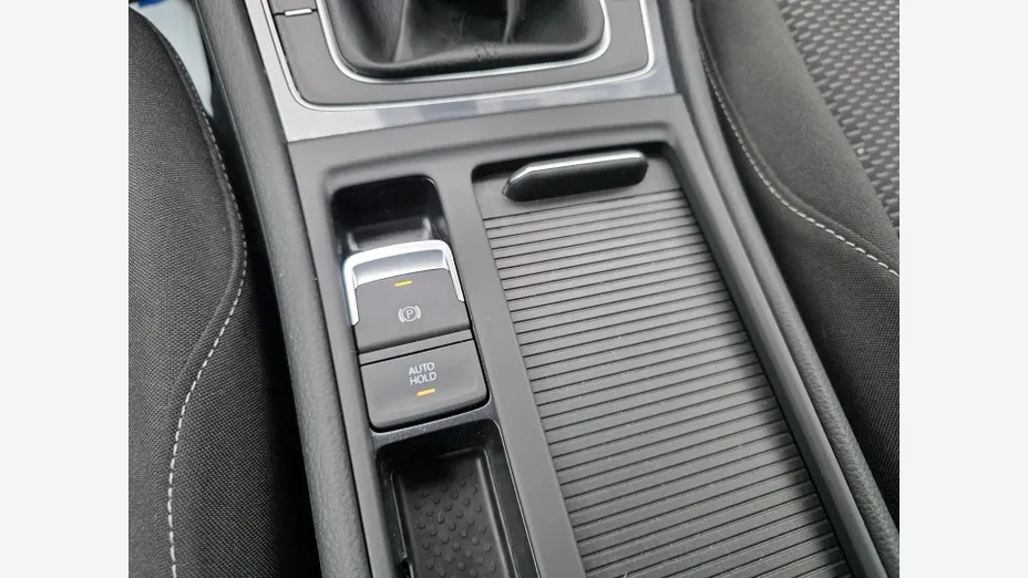 VOLKSWAGEN Golf -