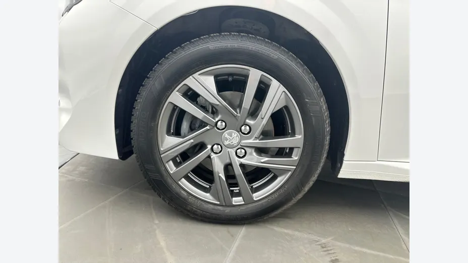 PEUGEOT 208 -