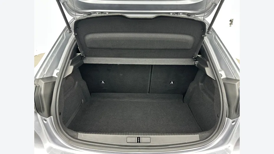 PEUGEOT 208 -