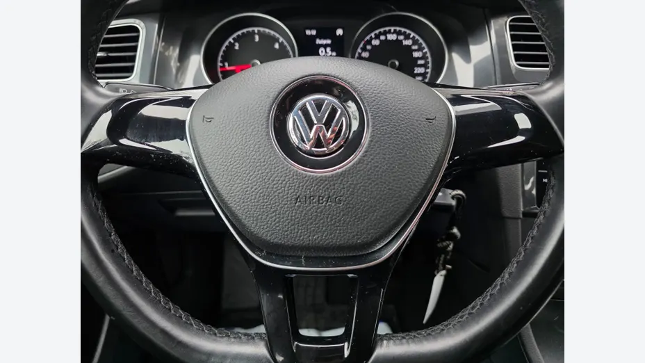 VOLKSWAGEN Golf -