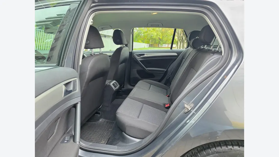 VOLKSWAGEN Golf -