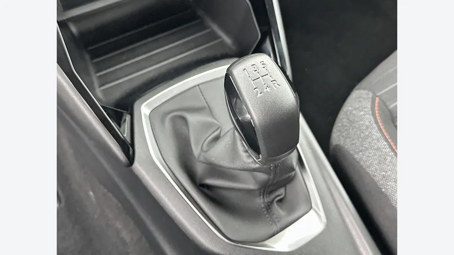 PEUGEOT 208 -