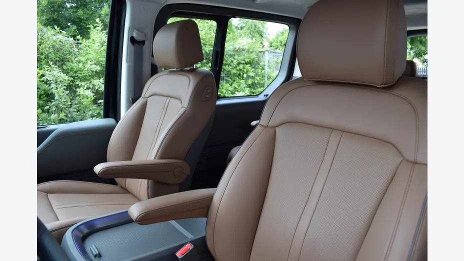 HYUNDAI Staria Staria 1.6 T-GDI HEV Luxury aut