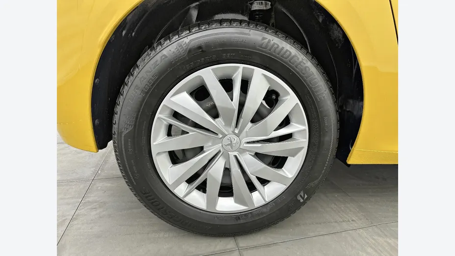 PEUGEOT 208 -