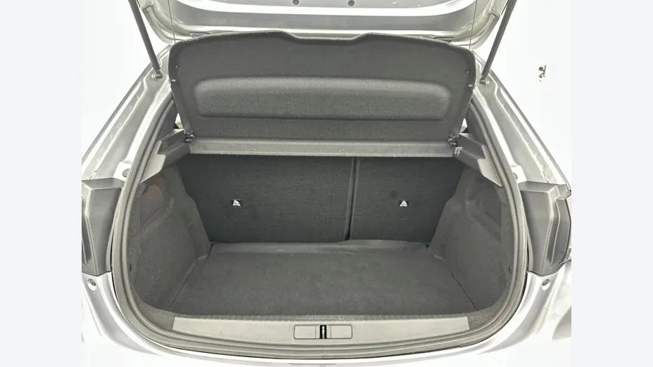 PEUGEOT 208 -