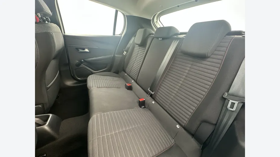 PEUGEOT 208 -