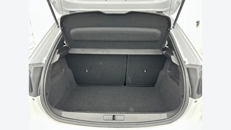 PEUGEOT 208 -