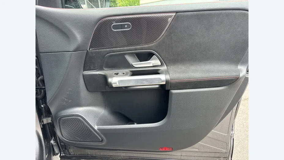 MERCEDES-BENZ GLB GLB 200 mHEV AMG Line 7G-DCT