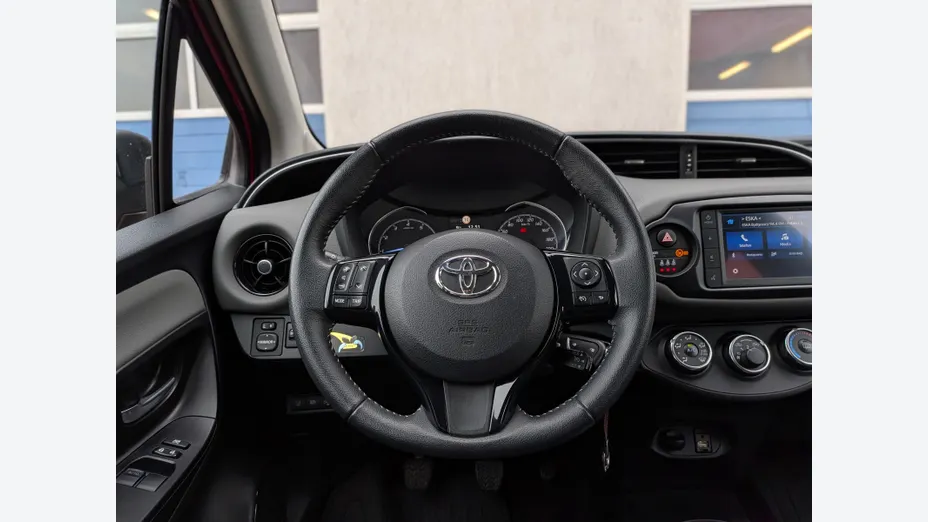 TOYOTA Yaris Yaris 1.0 Premium