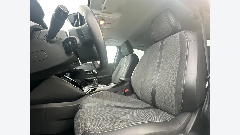 PEUGEOT 208 -