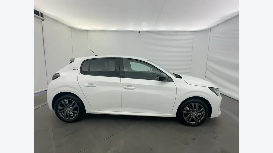 PEUGEOT 208 -
