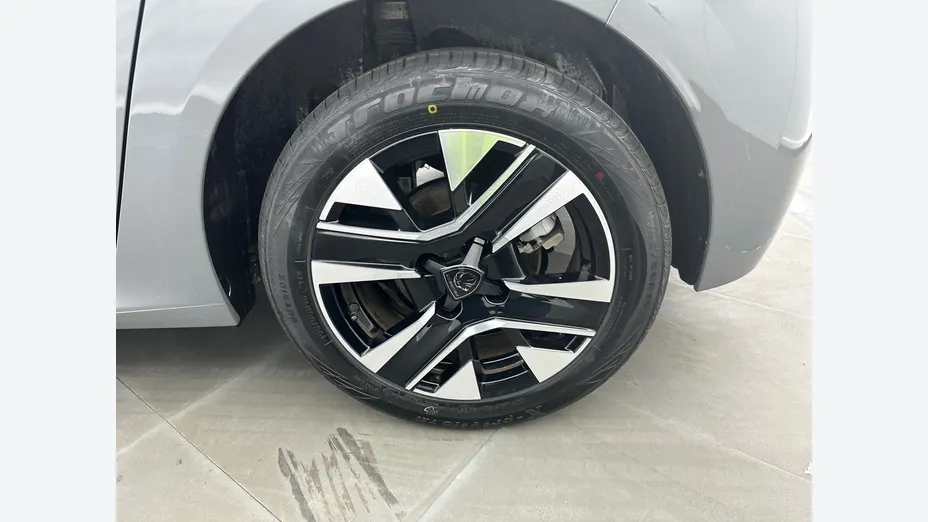 PEUGEOT 208 -
