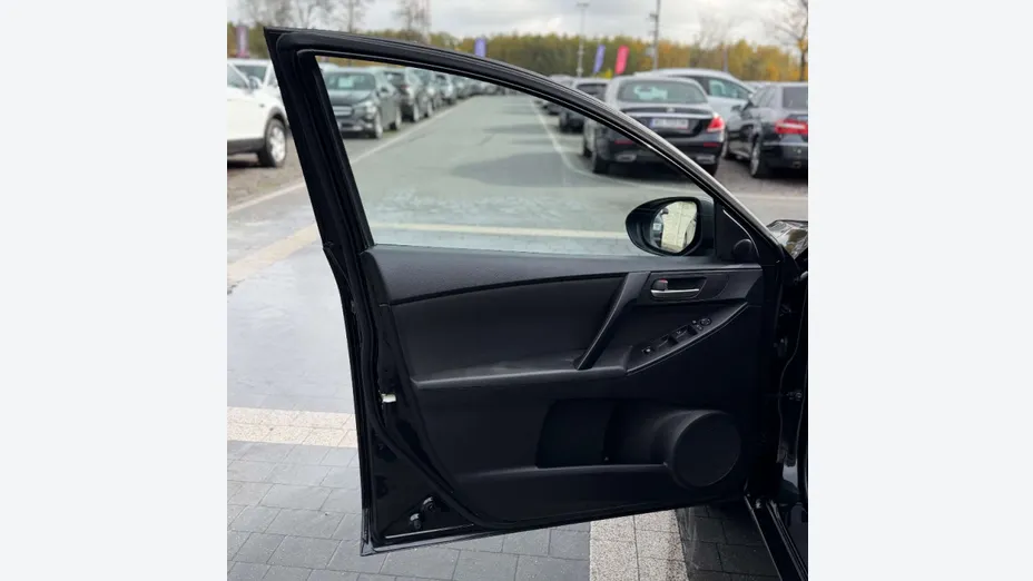 MAZDA 3 -