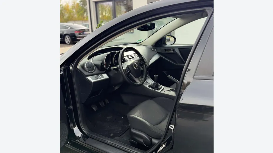 MAZDA 3 -