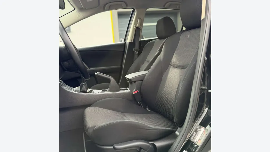 MAZDA 3 -