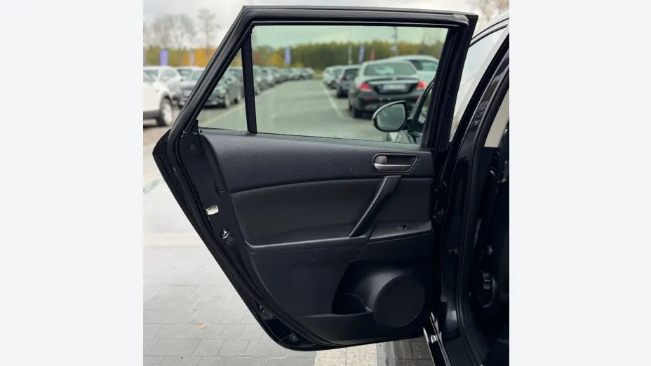 MAZDA 3 -