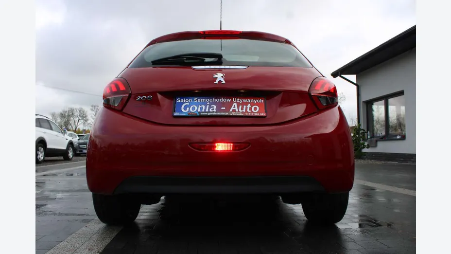 PEUGEOT 208 -