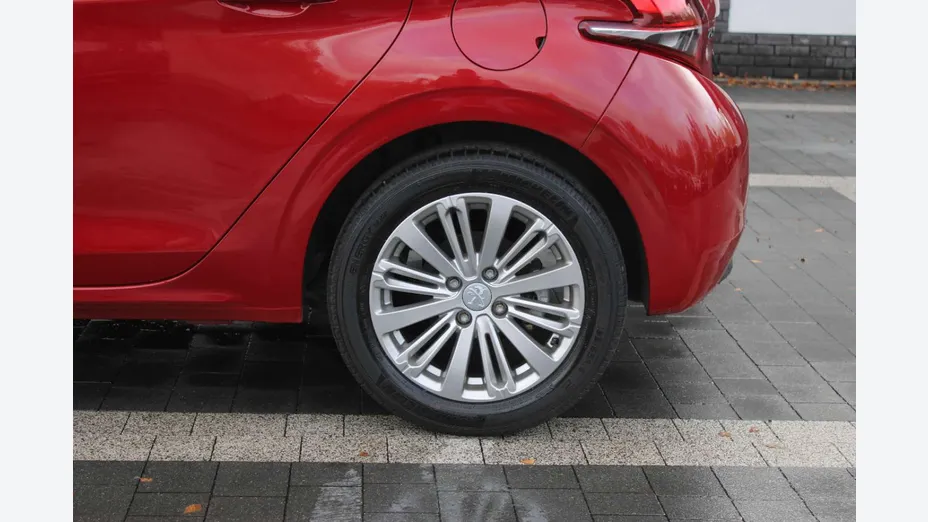 PEUGEOT 208 -