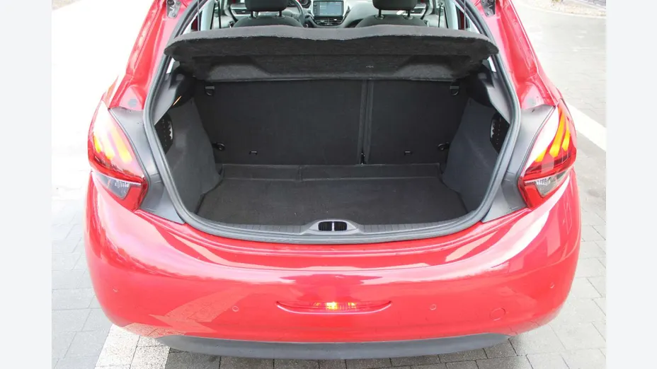 PEUGEOT 208 -