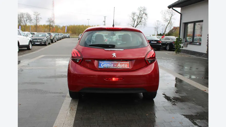 PEUGEOT 208 -