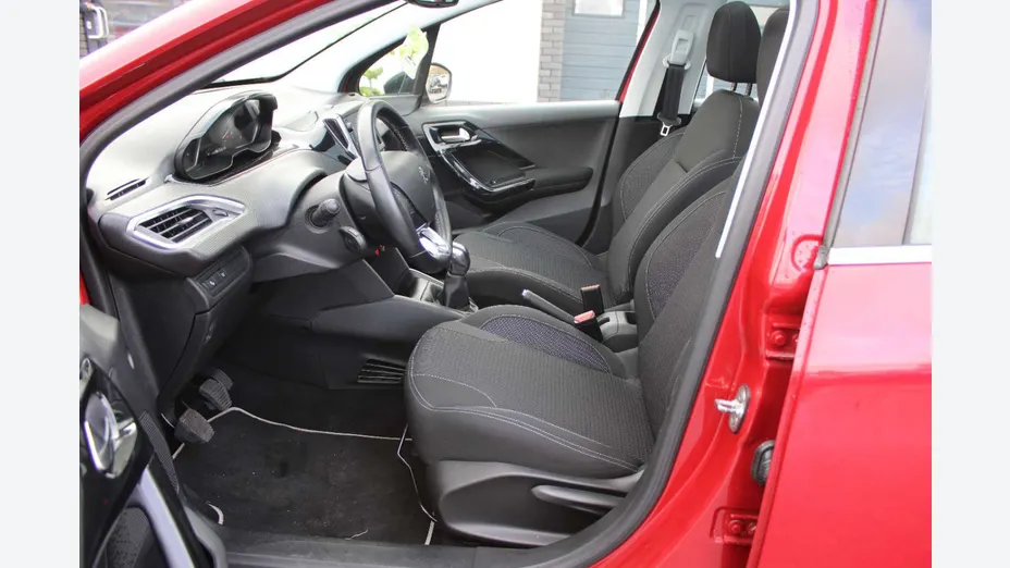PEUGEOT 208 -