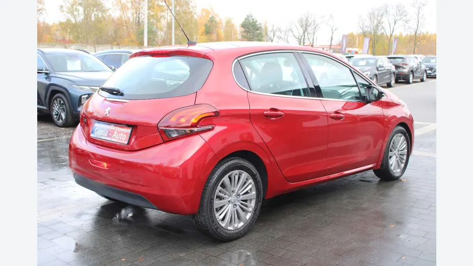 PEUGEOT 208 -