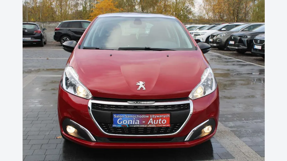PEUGEOT 208 -
