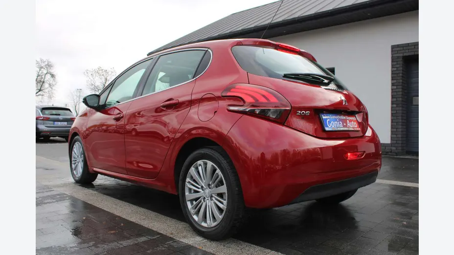 PEUGEOT 208 -
