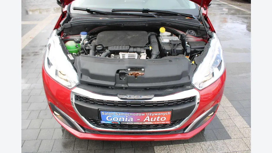 PEUGEOT 208 -