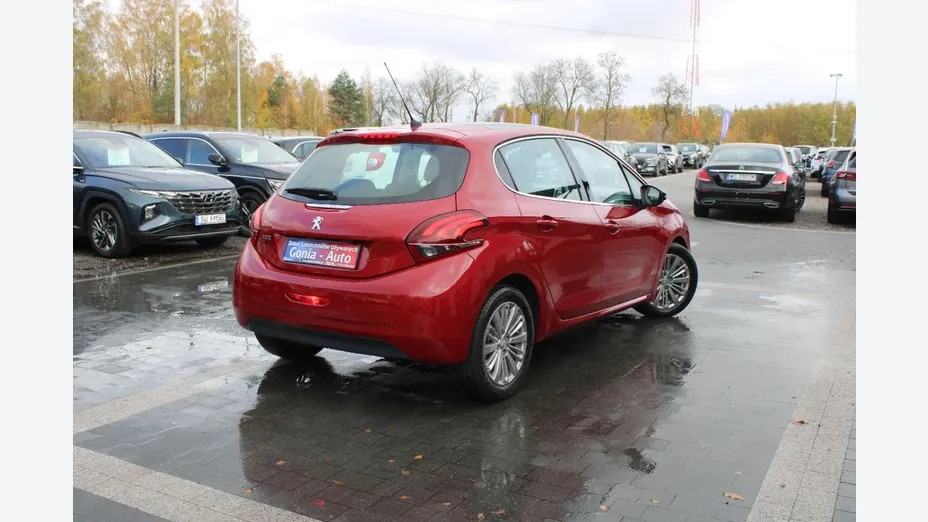 PEUGEOT 208 -