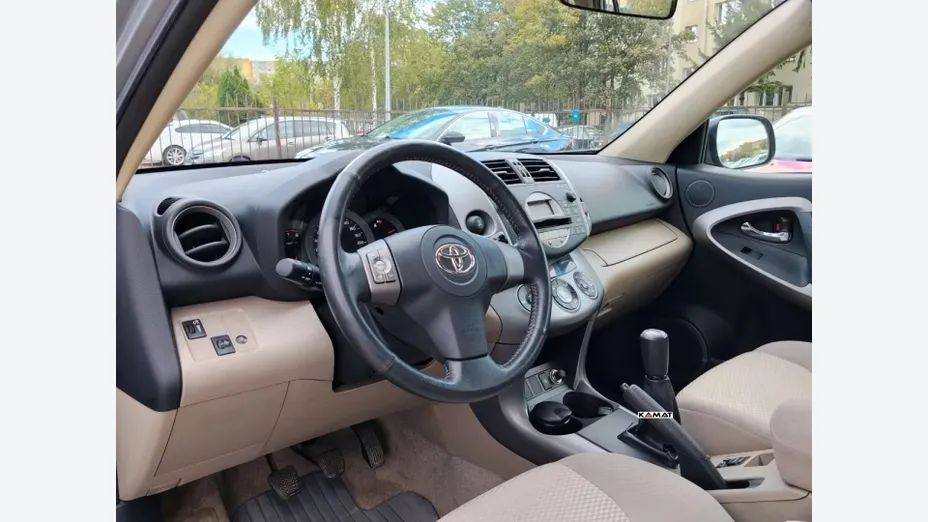 TOYOTA RAV4 -
