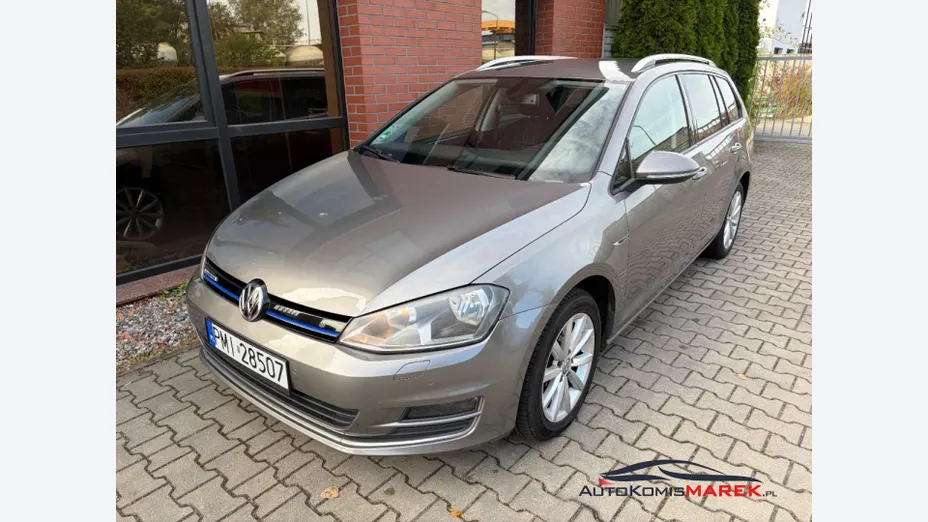 VOLKSWAGEN Golf -